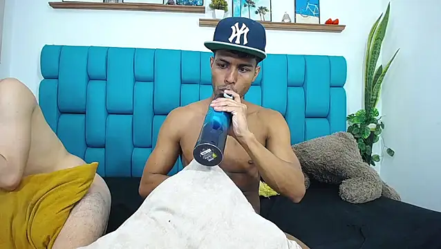 Interracial_Snow_Bunny webkamerás műsora