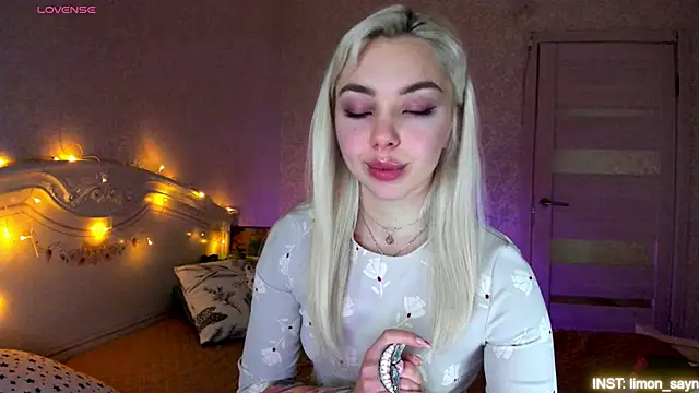 LillyMoure_'s Live XXX Chat