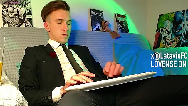 Midnighter_ Pertunjukan Webcam