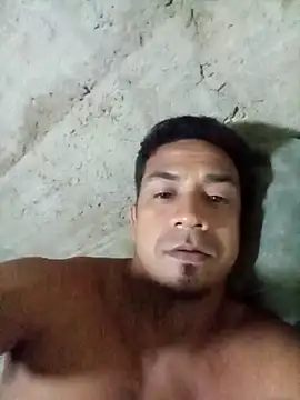 Morales2205: διαδικτυακό σόου στην κάμερα