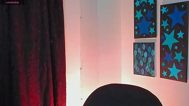 manu__05: διαδικτυακό σόου στην κάμερα