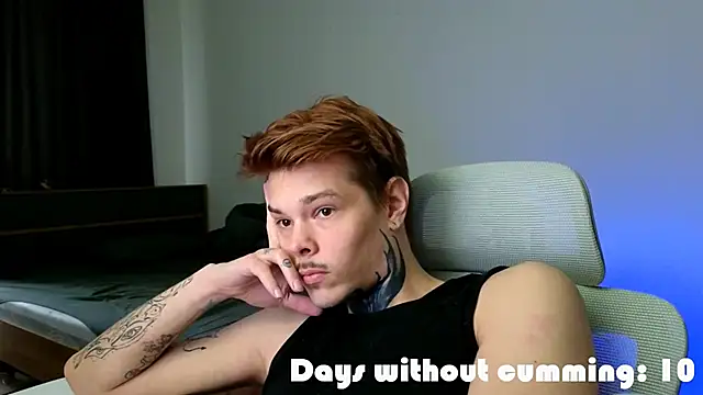 DENIS_HERE: διαδικτυακό σόου στην κάμερα