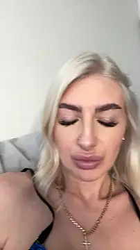 Mia_Roxie Chat XXX in diretta