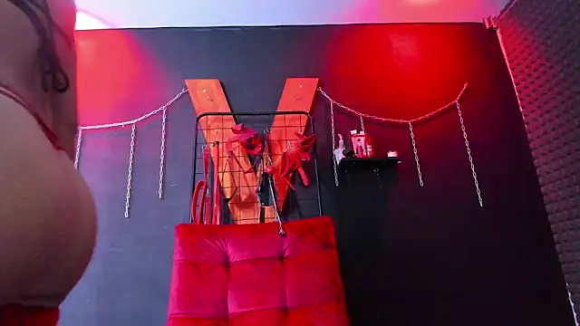 lilith_slave élő XXX-chatje