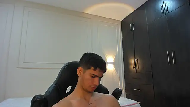 Show modela ANDRES_STUD na web-kameri