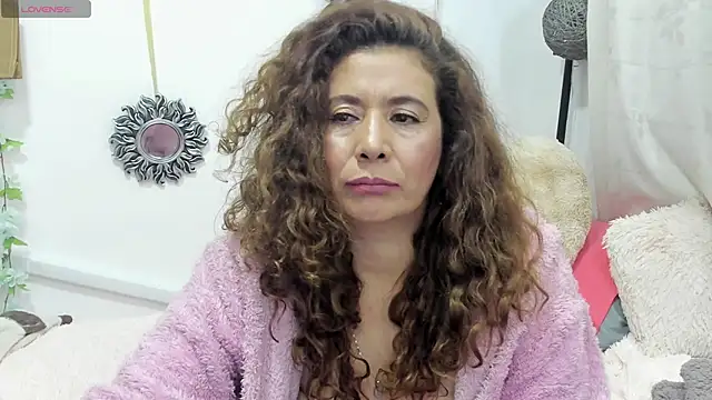 gabyy_lovee élő XXX-chatje