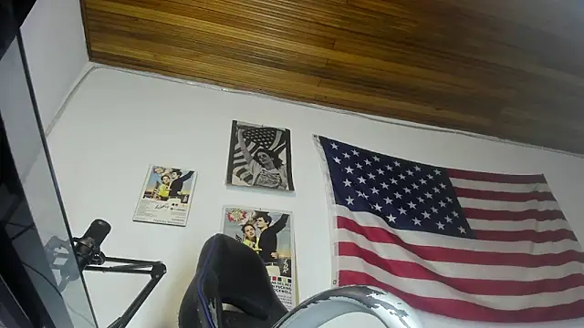 Chat +18 de charlie_hotxxx ao vivo