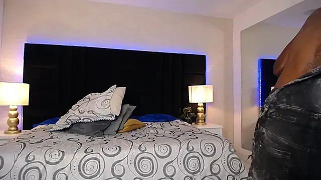 SkylerBigxxx's Webcam Show