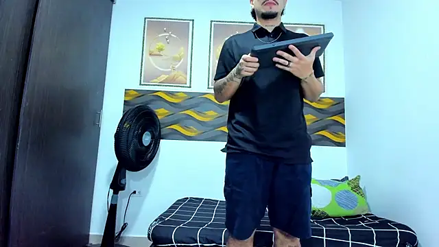 Leon_Hotx: онлайн-секс-чат