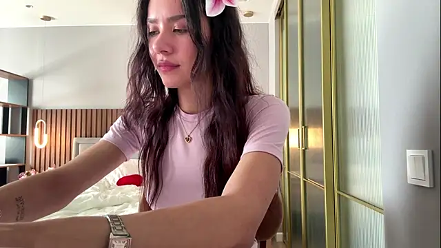 MinnaWatwood Adlı Modelin Canlı XXX Sohbeti