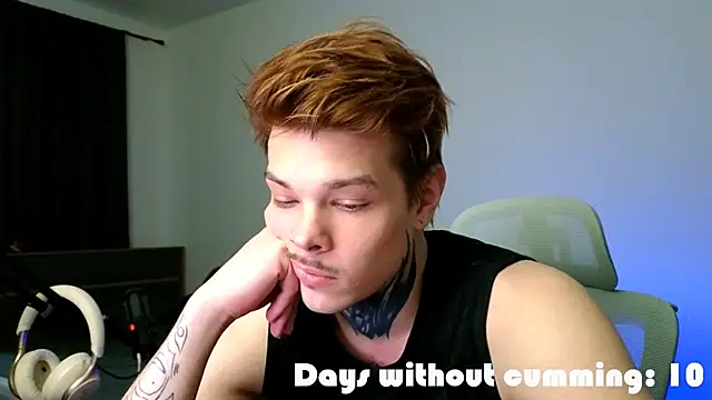 DENIS_HERE: διαδικτυακό σόου στην κάμερα