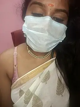 kathijaatamil: διαδικτυακό σόου στην κάμερα