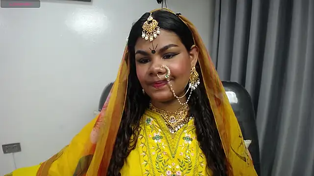 yaazhinii – webcam-show