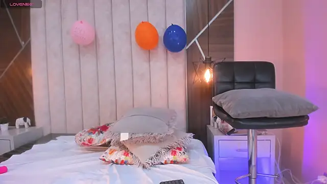 CAROLYNFOSTER: διαδικτυακό σόου στην κάμερα