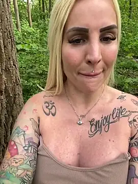 Pertunjukan Kamera Web CoraDiamond