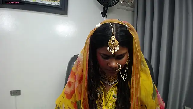 yaazhinii – Live XXX-chat