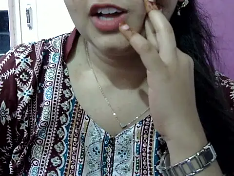 Cute_Aliyaa Adlı Modelin Canlı XXX Sohbeti