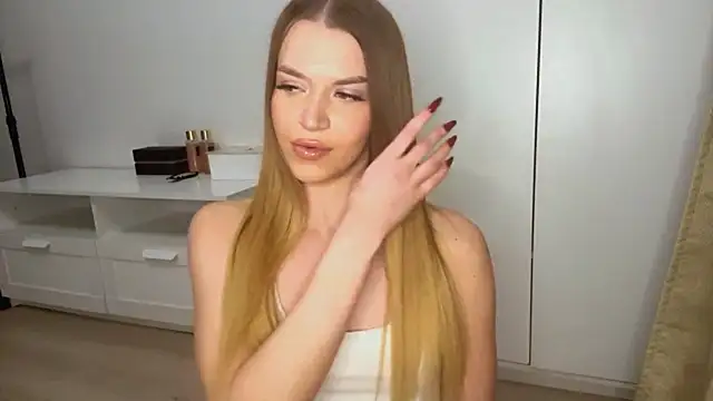 LeoniaRinard Adlı Modelin Canlı XXX Sohbeti