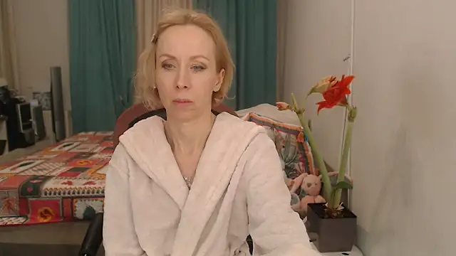 LuxuryNika Show in webcam