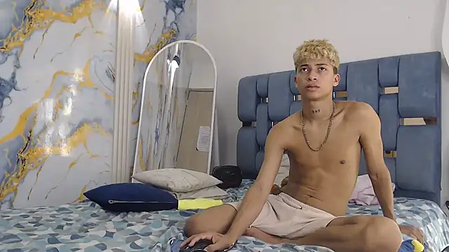 GOLD_BOYS Show in webcam