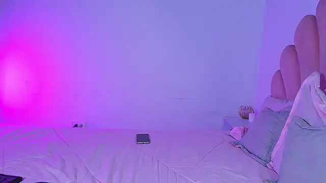 MiaColucci18's Live XXX Chat