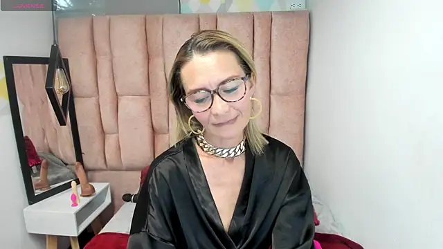 Issa_Milf__ 现场XXX聊天