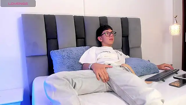 Pokazy przed kamerką – Adrien_silex