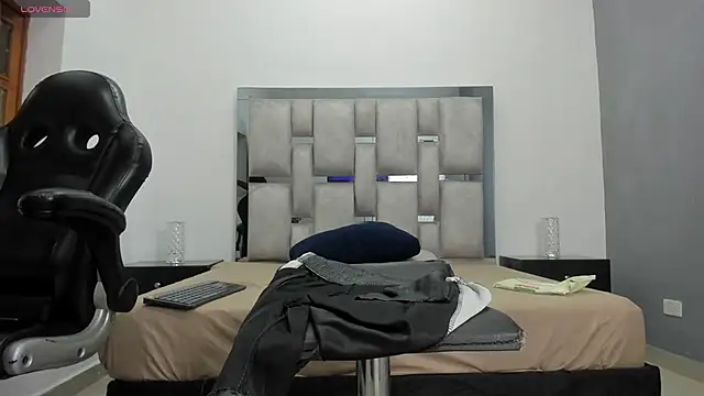 khris__evans Show in webcam