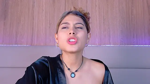 ZoehAngel Adlı Modelin Canlı XXX Sohbeti