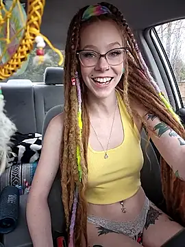 Pokazy przed kamerką – LucidLucy