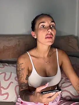 Rosieredxox: διαδικτυακό σόου στην κάμερα