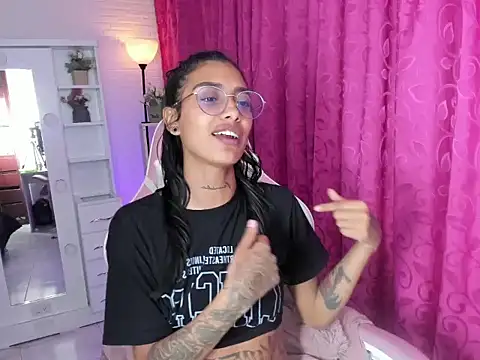 KarlaSlutSkinny__ élő XXX-chatje