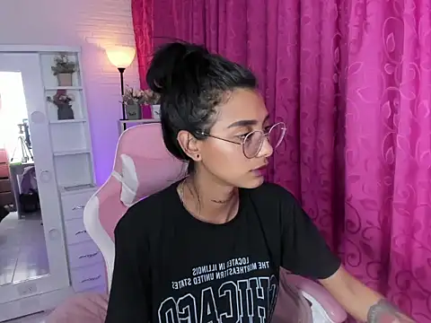 Czat XXX na żywo – KarlaSlutSkinny__