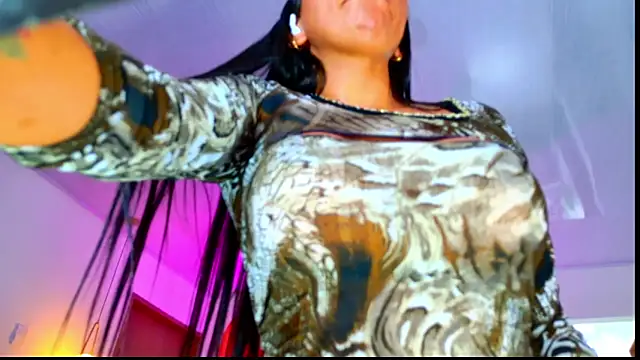 Show modela SQUIRT4UMEGAN na web-kameri