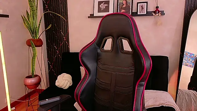 EmmyEvans1's Live XXX Chat