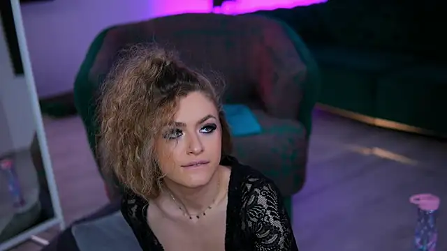 NayaQuinn: онлайн-секс-чат