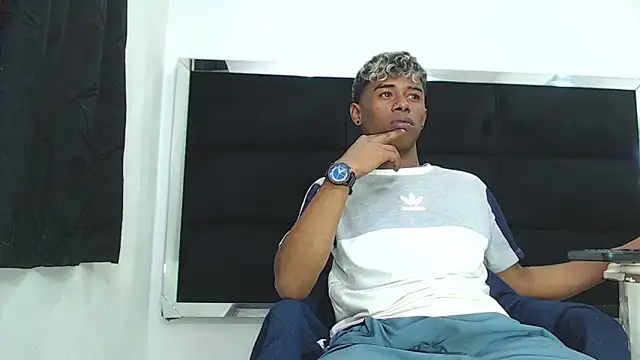 XXX chat uživo modela LuckyBluex