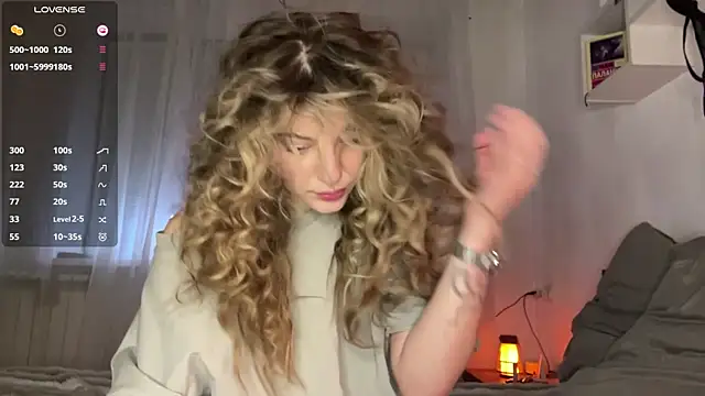 1Kellynaive: онлайн-секс-чат