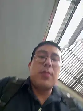 andrewmhilton_ Show in webcam