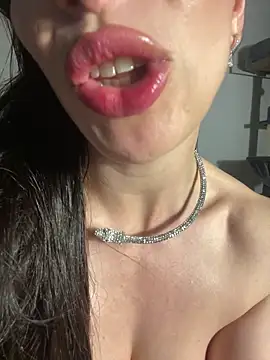 JolieBee Adlı Modelin Canlı XXX Sohbeti