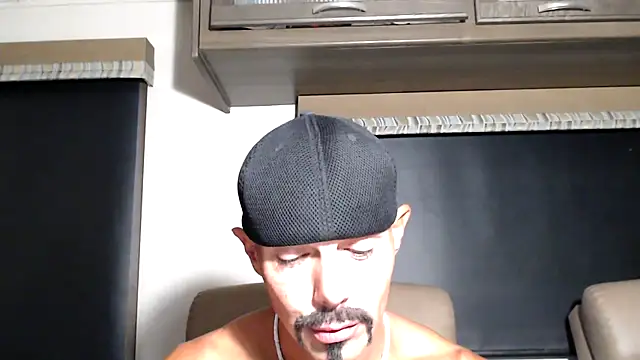 ThickD2C élő XXX-chatje