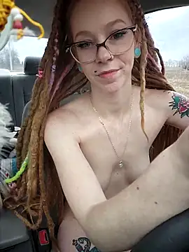 LucidLucy: διαδικτυακό σόου στην κάμερα