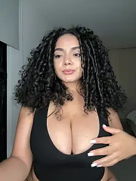 CurlyierrのライブXXXチャット