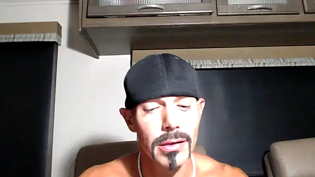 ThickD2C élő XXX-chatje