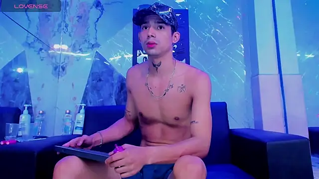 Axxel_26 Show in webcam