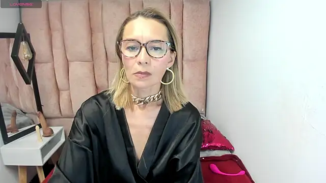 Issa_Milf__n Live XXX chat