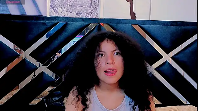 Chat XXX ao vivo de Zoe-yanin