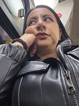 Abril_Luv: διαδικτυακό σόου στην κάμερα