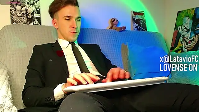 Midnighter_ Show in webcam