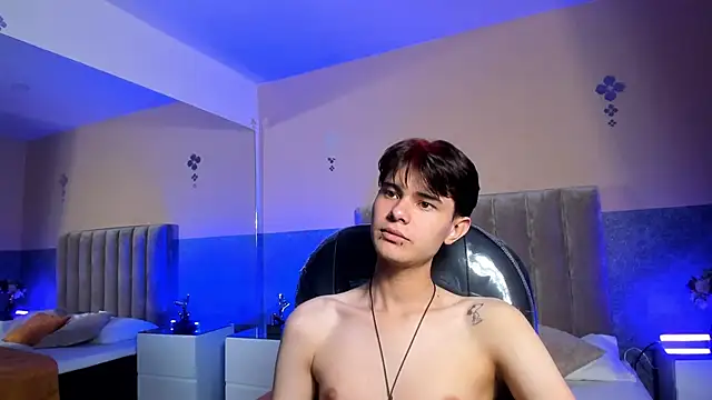 Derek_Sinn: διαδικτυακό σόου στην κάμερα